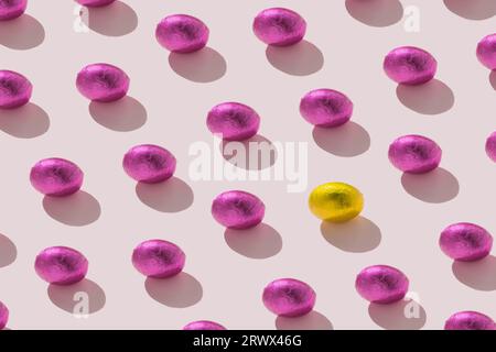Elegante motivo piatto senza cuciture di uova di alluminio su sfondo rosa pastello concetto di Pasqua minimalista. Foto Stock