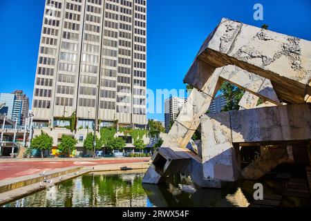 Gabbiani vicino alla Fontana di Vaillancourt in una giornata di sole luminosa con cielo blu cristallino Foto Stock