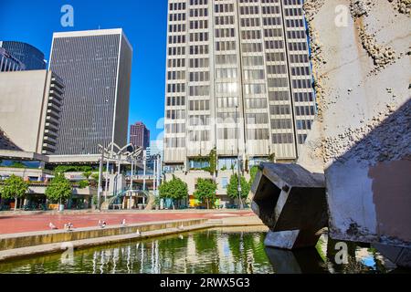 Diversi gabbiani vicino alla Fontana di Vaillancourt nelle giornate di sole con Embarcadero nelle vicinanze Foto Stock