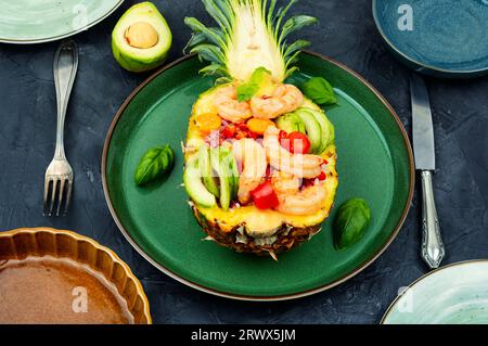 Insalata in ananas con riso, verdure e gamberetti sul tavolo Foto Stock