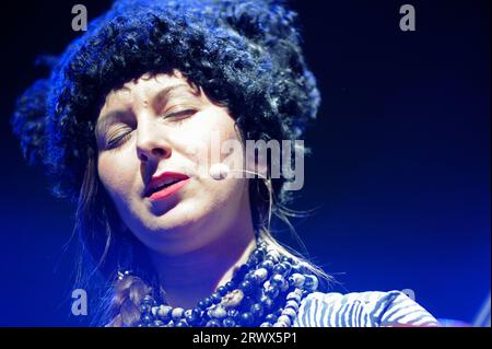 Nina Haretetska partecipante del quartetto folk ucraino DakhaBrakha che si esibisce sul palco durante il concerto al night club Atlas. Mach 3, 2016. Kiev, Ucraina Foto Stock