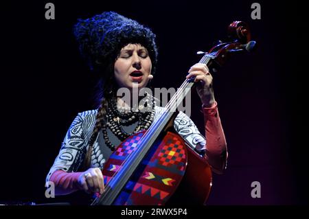 Nina Haretetska partecipante del quartetto folk ucraino DakhaBrakha che si esibisce sul palco durante il concerto al night club Atlas. Mach 3, 2016. Kiev, Ucraina Foto Stock