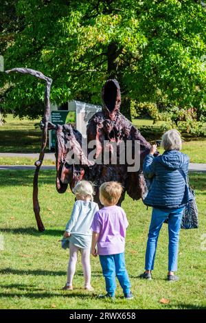 Londra, Regno Unito. 21 settembre 2023. Josh Smith Friend, 2023, David Zwirner - Frieze Sculpture Returns, una delle più grandi mostre all'aperto di Londra, tra cui opere di artisti internazionali nel Regent's Park dal 21 settembre. Crediti: Guy Bell/Alamy Live News Foto Stock