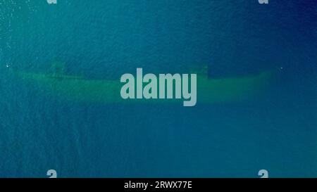 Vista aerea dall'alto del relitto sommerso a Saranda, Albania Foto Stock