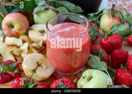 Un bicchiere di frullato a base di frutta fresca. Vita sana, concetto di stile di vita. Foto Stock
