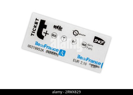 Parigi, Francia - 10 agosto 2023: Biglietto T+ della metropolitana di Parigi per un viaggio isolato su bianco con sentiero di ritaglio incluso Foto Stock