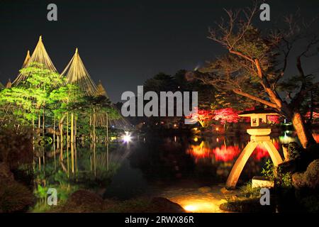 Scena autunnale di Kenrokuen illuminata a Hokuriku-Kanazawa Foto Stock