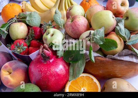 Natura morta di una selezione di frutta sana. Cibo salutare. Contesto. Foto Stock