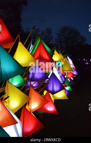 Lanterne colorate di notte brillanti Foto Stock