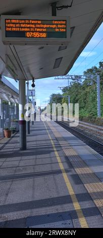 Avviso di cancellazione del treno (a causa dello sciopero dei lavoratori) sulla piattaforma della stazione ferroviaria di Corby, Inghilterra, 26 agosto 2023. Foto Stock