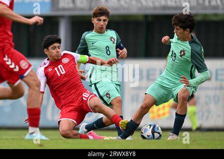 Sint Niklaas, Belgio. 19 settembre 2023. Ali al-Najar (10) di Danimarca ha raffigurato Rafael Magalhaes (13) del Portogallo durante una partita di calcio amichevole tra le squadre nazionali Under 16 della Danimarca e del Portogallo martedì 19 settembre 2023 a Sint-Niklaas, Belgio . Credito: Sportpix/Alamy Live News Foto Stock