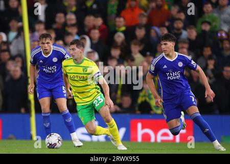 Kenny McLean di Norwich City in azione con Cesare Casadei (R) e Callum Doyle (L) di Leicester City- Norwich City contro Leicester City, Sky Bet Championship, Carrow Road, Norwich, Regno Unito - 20 settembre 2023 solo per uso editoriale - si applicano le restrizioni DataCo Foto Stock