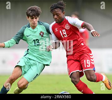 Rafael Magalhaes (13) del Portogallo ha raffigurato la lotta per la palla con Mark Ian Steffensen (19) della Danimarca durante una partita di calcio amichevole tra le squadre nazionali Under 16 della Danimarca e del Portogallo martedì 19 settembre 2023 a Sint-Niklaas , Belgio . FOTO SPORTPIX | David Catry Foto Stock