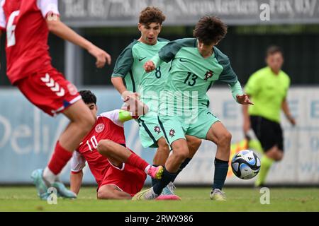 Ali al-Najar (10), Danimarca, ha raffigurato Rafael Magalhaes (13) del Portogallo durante una partita di calcio amichevole tra le squadre nazionali Under 16 della Danimarca e del Portogallo martedì 19 settembre 2023 a Sint-Niklaas, Belgio . FOTO SPORTPIX | David Catry Foto Stock