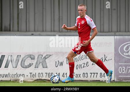 Sint Niklaas, Belgio. 19 settembre 2023. Noah Damso (2), Danimarca, nella foto di martedì 19 settembre 2023 a Sint-Niklaas, Belgio, durante una partita di calcio amichevole tra le squadre nazionali Under 16 della Danimarca e del Portogallo. Credito: Sportpix/Alamy Live News Foto Stock