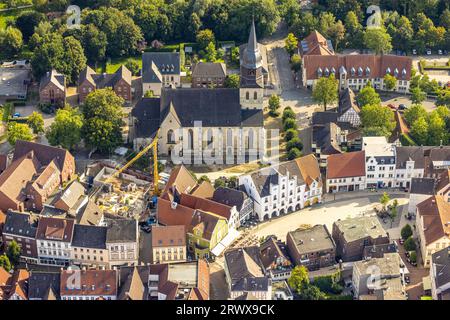 Vista aerea, Probsteikirche Sankt Stephanus, mercato e case storiche, municipio storico, cantiere con nuovo edificio residenziale Foto Stock