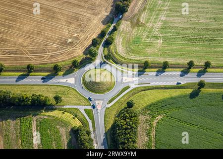 Veduta aerea, circolo viario verde piantato, Vorhelmer Straße e Kaiser-Wilhelm-Straße, Neubeckum, Beckum, Münsterland, Renania settentrionale-Vestfalia, Germania Foto Stock