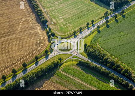 Veduta aerea, circolo viario verde piantato, Vorhelmer Straße e Kaiser-Wilhelm-Straße, Neubeckum, Beckum, Münsterland, Renania settentrionale-Vestfalia, Germania Foto Stock