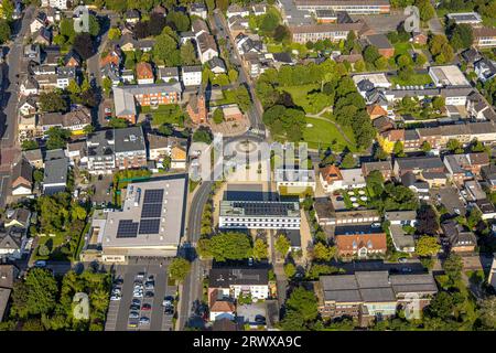 Vista aerea, centro città, evang. Christuskirche e senior che vivono a Christuskirche, supermercato Edeka, municipio Neubeckum, Neubeckum, Beckum, Münste Foto Stock