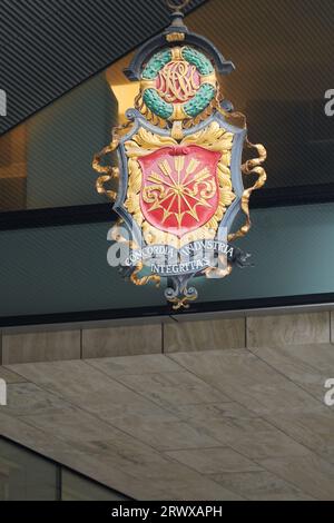 Rothschild Coat of Arms e motto a New Court, Londra, Inghilterra, sede della banca d'investimento Rothschild dal 1809. Foto Stock