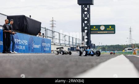 Suzuka Grand Prix Circuit, 21 settembre 2023: Lewis Hamilton (GBR) del team Mercedes gestisce una vettura telecomandata in una gara con Esteban Ocon (fra) del team Alpine durante il Gran Premio di Formula 1 del Giappone 2023. Corleve/Alamy Live News Foto Stock