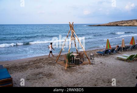 Spiaggia bassa stagione a Limenas Chersonisou, Hersonissos, Grecia Foto Stock