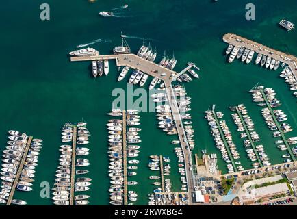 Vista aerea, porto di Andratx, porto di Andratx, barche a vela e yacht, Andratx, isole Baleari, Maiorca, Spagna, Baleari, Molo, attracco barche, ES, Europ Foto Stock