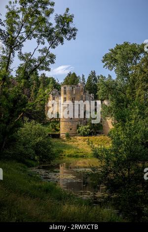 Le rovine medievali fatiscenti con il nome di "castello Beaufort" nella città di Beaufort, un castello che attrae molti turisti, il Lussemburgo Foto Stock