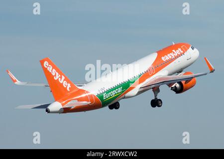 Aerolínea de bajo coste EasyJet en el aeropuerto de Alicante Foto Stock