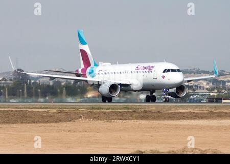 Avión A320 de la aerolínea Eurowings en el aeropuerto de Alicante Foto Stock