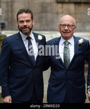 Londra, Regno Unito. 5 marzo 2016. Foto file. Rupert Murdoch si dimette da presidente di Fox e Newscorp. Suo figlio Lachlan Murdoch prende il suo posto. Visto qui nel 2016 Rupert Murdoch accompagnato da suo figlio Lachlan Murdoch che assiste alla benedizione per matrimoni di Rupert Murdoch e Jerry Hall presso la chiesa di St Brides, Fleet St, Londra. Copyright Doug Peters/EMPICS/Alamy Live News Foto Stock