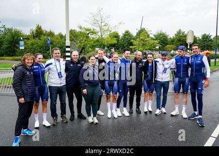 Emmen, Paesi Bassi. 21 settembre 2023. EMMEN, PAESI BASSI - 21 SETTEMBRE: Benjamin Thomas di Francia, Juliette Labous di Francia, Cedrine Kerbaol di Francia, Audrey Cordon Ragot di Francia, Bruno Armirail francese e Remi Cavagna francese celebrano la loro vittoria con lo staff dopo aver gareggiato nella Elite Mixed Team Relay dei Campionati europei di ciclismo su strada 2023 UEC al WILDLANDS Adventure Zoo Emmen il 21 settembre 2023 a Emmen, Paesi Bassi (foto di Rene Nijhuis/BSR Agency) credito: Agenzia BSR/Alamy Live News Foto Stock