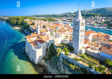 Quattro torri e vista sulla storica città di Rab, isola di Rab, arcipelago della Croazia Foto Stock