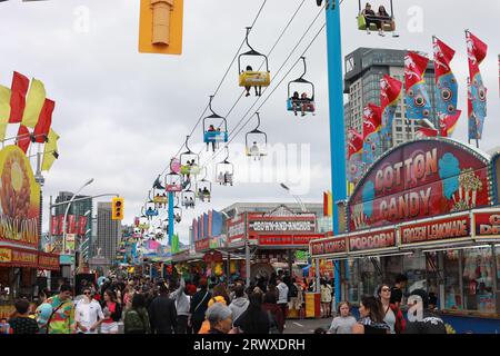 La gente partecipa al “fan Expo Canada” presso il Metro Toronto Convention Centre. La Canadian National Exhibition si svolge dal 18 agosto al 4 settembre 2023 presso l'Exhibition Place di Toronto. E' una tradizione di fine estate dal 1879. Foto Stock