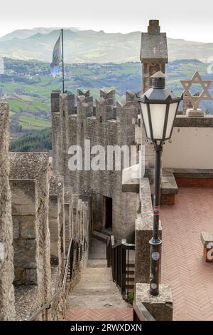 SAN MARINO, SAN MARINO - 11 MARZO 2023: Si tratta di una scalinata tra le torri lungo il muro della fortezza, situata sul versante della montagna. Foto Stock