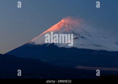 Fuji Rosso e cratere Hoei visti dalla città di Mishima Foto Stock