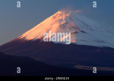 Fuji Rosso e cratere Hoei visti dalla città di Mishima Foto Stock