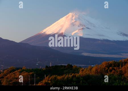 Fuji Rosso e cratere Hoei visti dalla città di Mishima Foto Stock