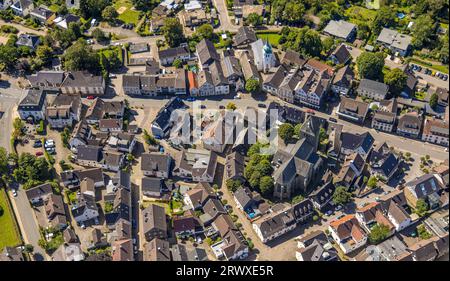 Vista aerea, centro del villaggio, evang. Jakobus e Cathol. Chiesa di Sankt Jakobus con torre a cipolla, Breckerfeld, zona della Ruhr, Renania settentrionale-Vestfalia, Foto Stock