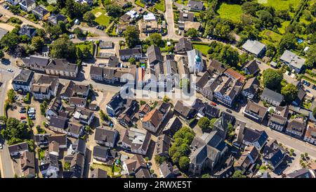 Vista aerea, centro del villaggio, evang. Jakobus e Cathol. Chiesa di Sankt Jakobus con torre a cipolla, Breckerfeld, zona della Ruhr, Renania settentrionale-Vestfalia, Foto Stock