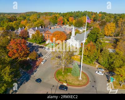 Vista aerea della Piazza del Monumento di Concord, tra cui la chiesa parrocchiale della Sacra famiglia e il municipio di Concord in autunno con il fogliame nel centro della città di Concord, Massachusetts Foto Stock