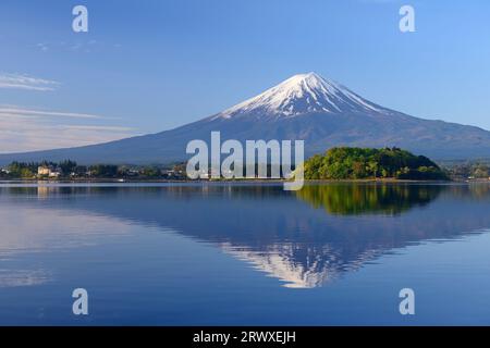 Fuji e Blue Sky all'inizio dell'estate da Oishi Park, Kawaguchiko Foto Stock