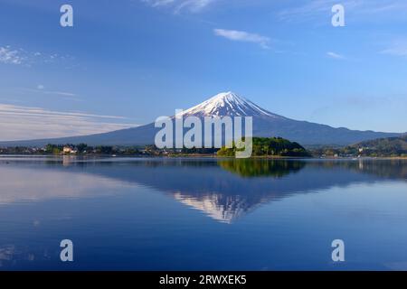 Fuji e Blue Sky all'inizio dell'estate da Oishi Park, Kawaguchiko Foto Stock