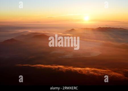 Alba e mare di nuvole visto dalla cima del Monte Fuji Foto Stock