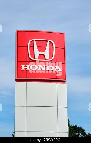 Cartello Honda all'esterno di fronte a una concessionaria Honda fotografata con orientamento verticale. Foto Stock