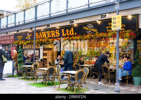 Sawers Ltd., un famoso deli e un raffinato bar a Belfast, Irlanda del Nord. Vista esterna della parte anteriore. Foto Stock