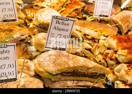 Sawers Ltd., un famoso deli e un raffinato bar a Belfast, Irlanda del Nord. Vista interna del negozio che mostra grandi panini e involtini di marca Foto Stock