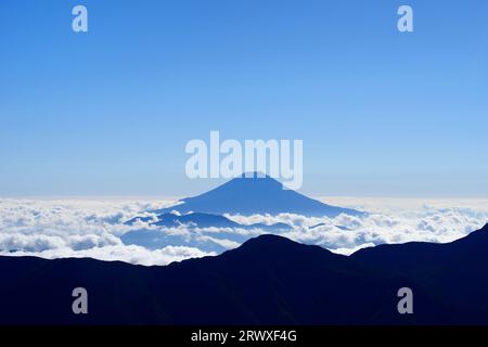 MT. Fuji nel mare di nuvole dal Monte Akaishi nelle Alpi meridionali Foto Stock