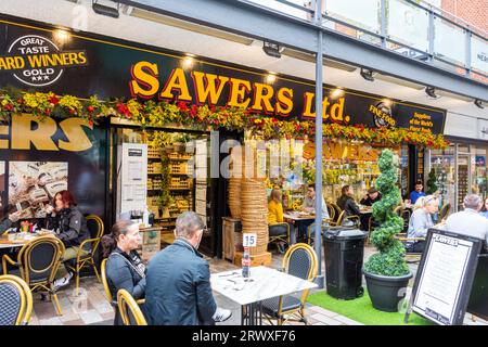 Sawers Ltd., un famoso deli e un raffinato bar a Belfast, Irlanda del Nord. Vista esterna della parte anteriore. Foto Stock