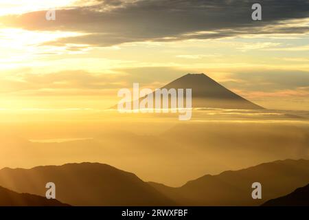 Fuji al sole del mattino da Shiomi-dake nelle Alpi meridionali Foto Stock